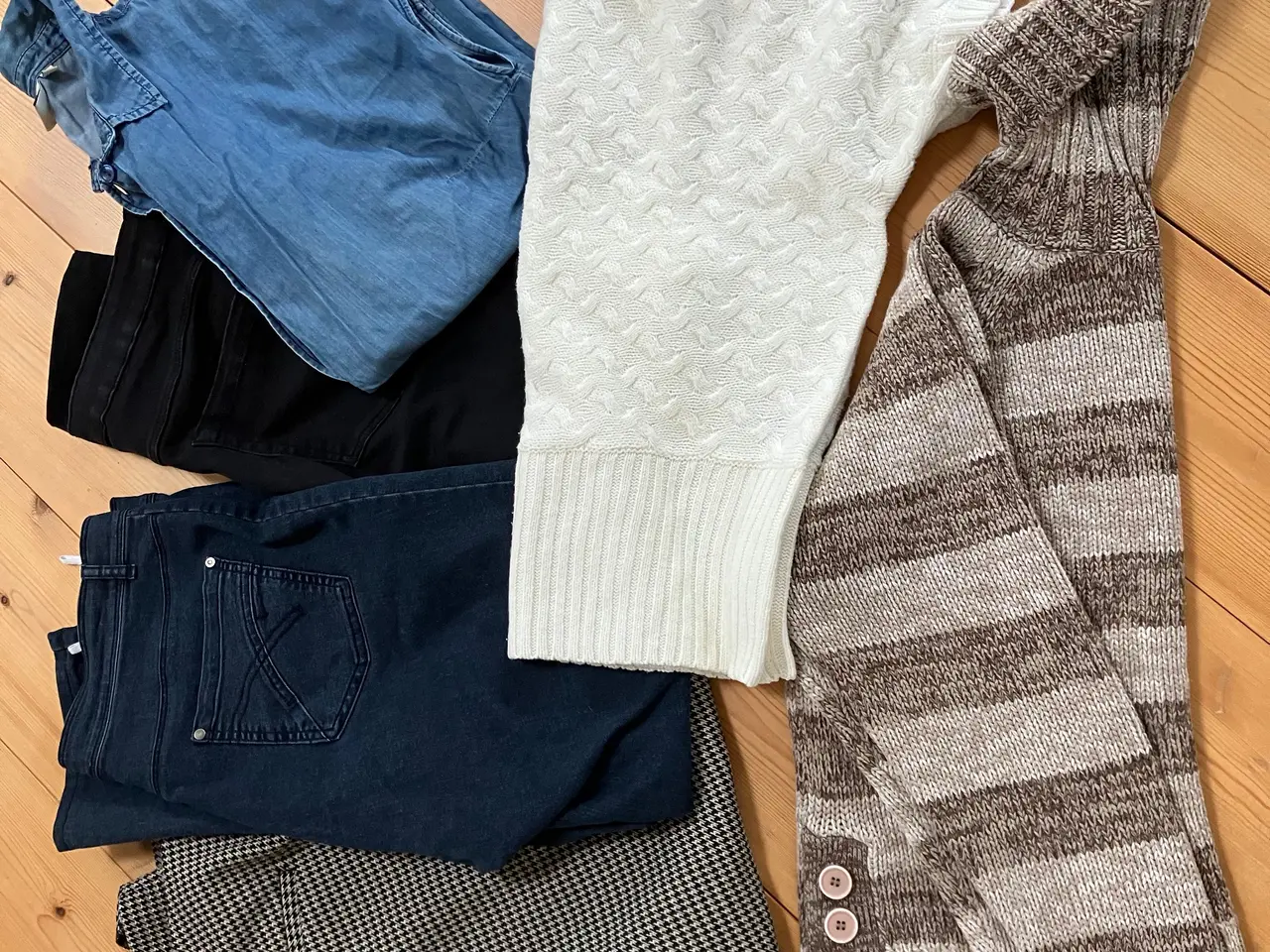 Billede 1 - Bukser, strik, bluse samlet