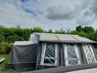 Meget lækker og yderst velholdt helårs-campingvogn