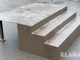Bred lav 3 trins ståltrappe med stort repos.