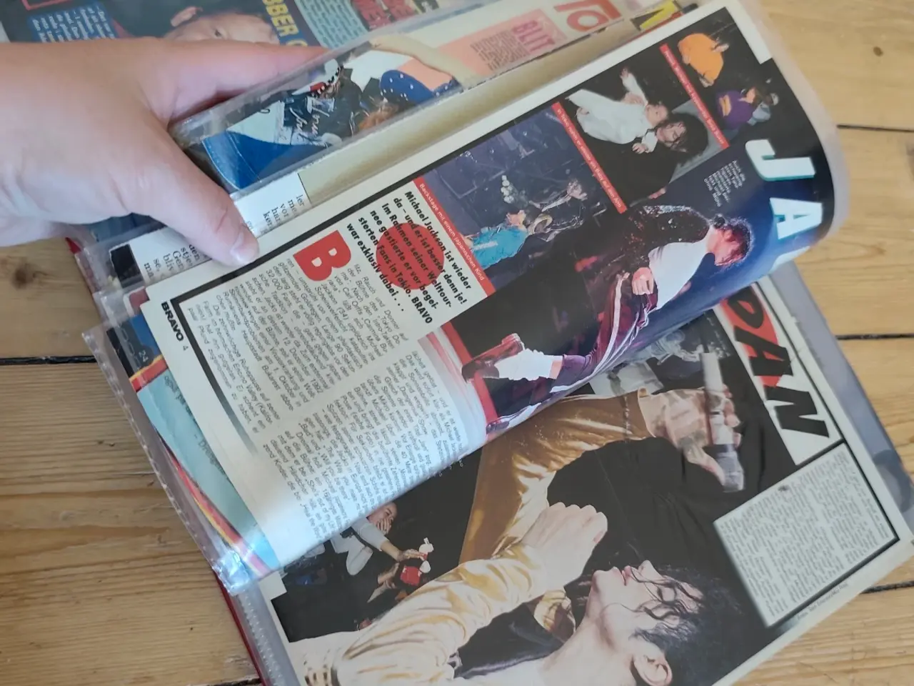 Billede 2 - Rødt Ringbind med Michael Jackson 