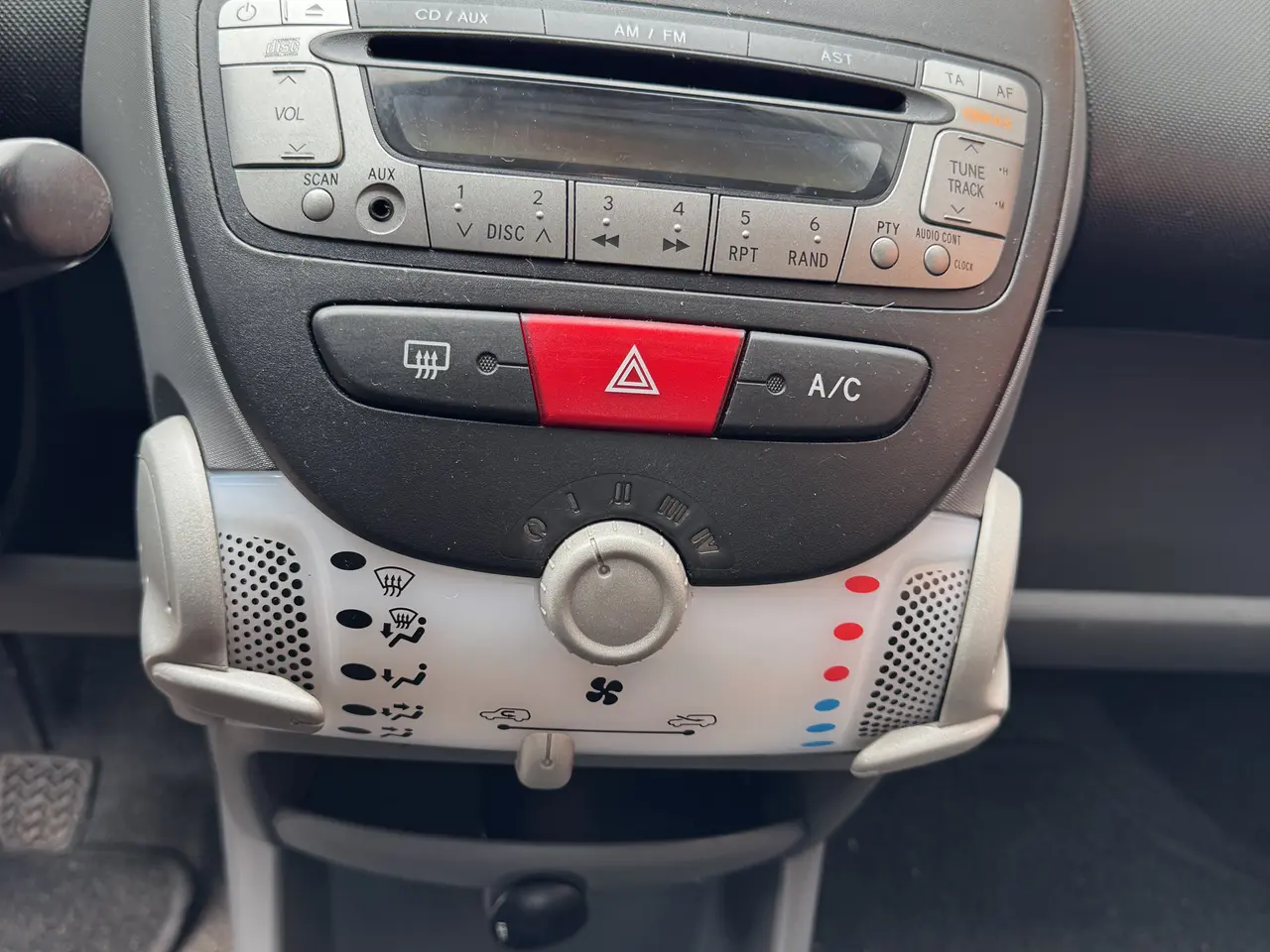 Billede 7 - Velholdt og velkørende rød Toyota Aygo.