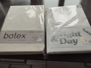Dyne og pudebetræk i satin, samt lagen. Stor størr