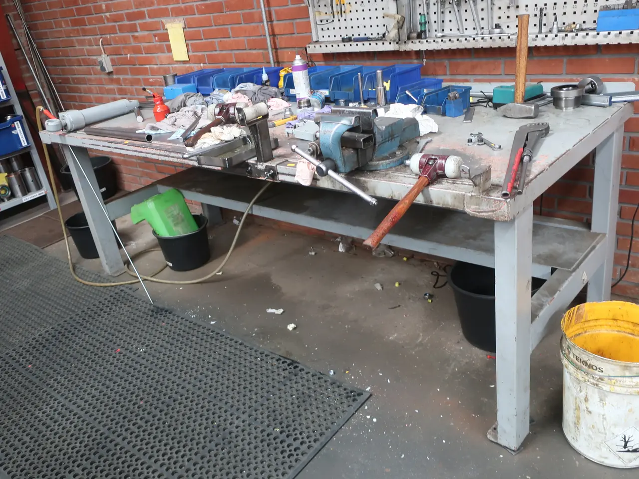 Billede 1 - Arbejdsbord med indhold