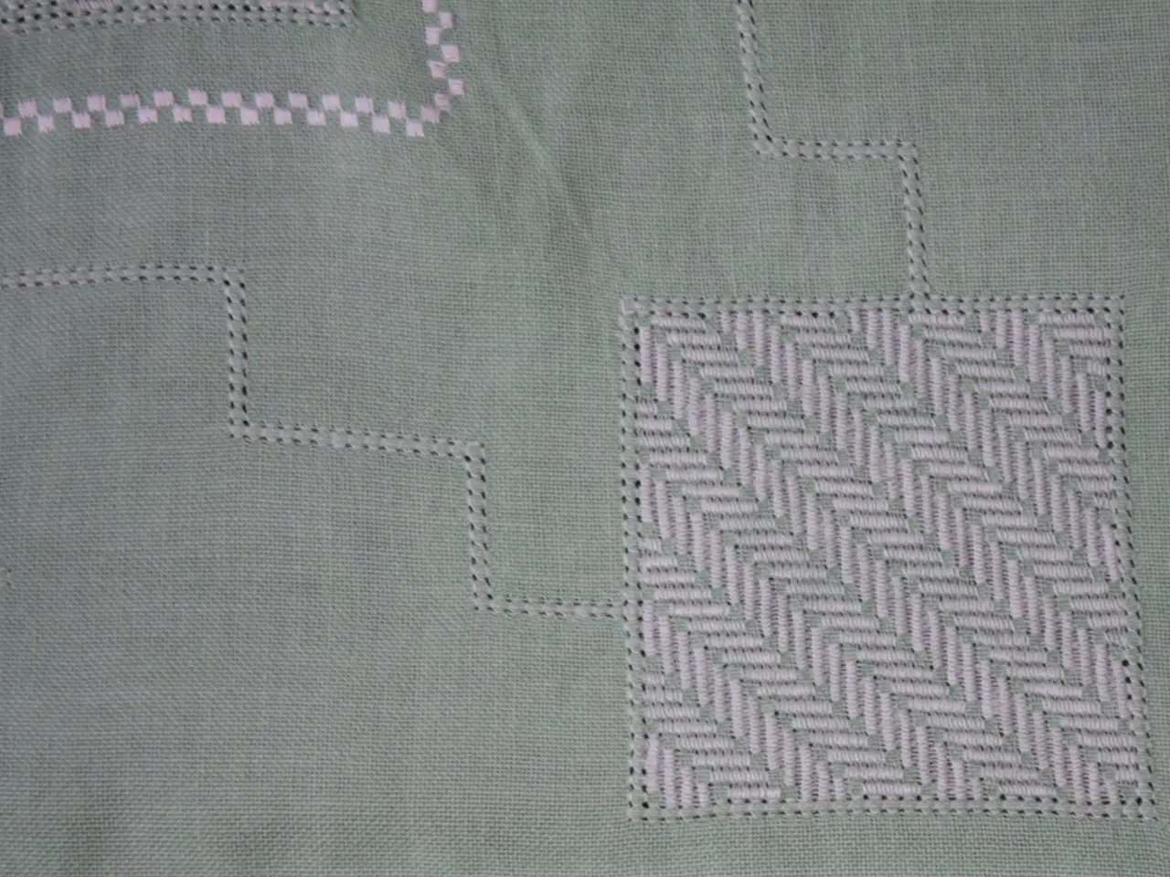 Billede 5 - Lys grøn dug med hvidt broderi, 118 x 145 cm