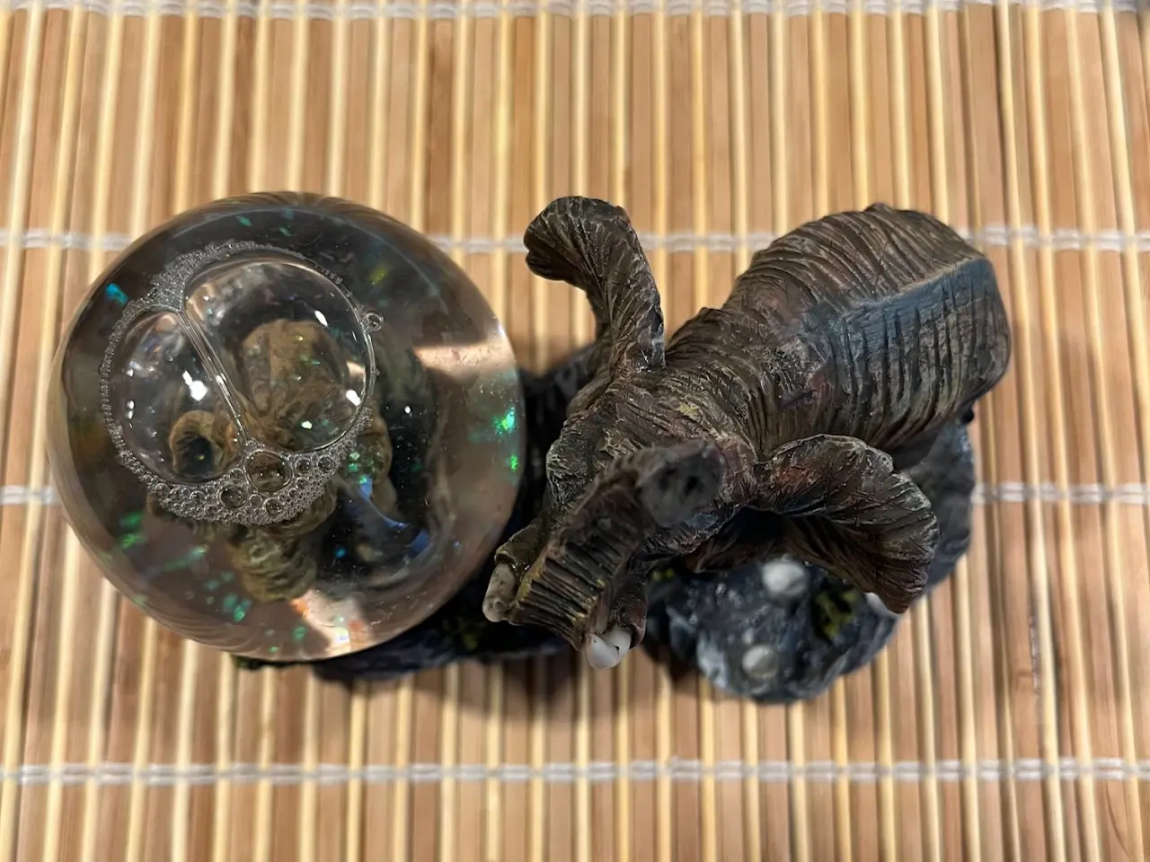 Billede 3 - Flot & massiv elefant-figur med snekugle - perfekt
