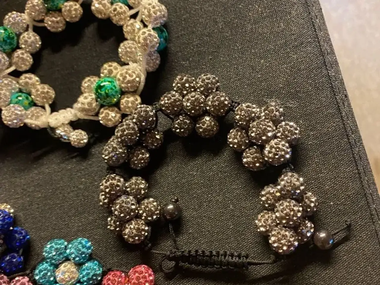 Billede 3 - Smukke nye knyttede blomsterarmbånd