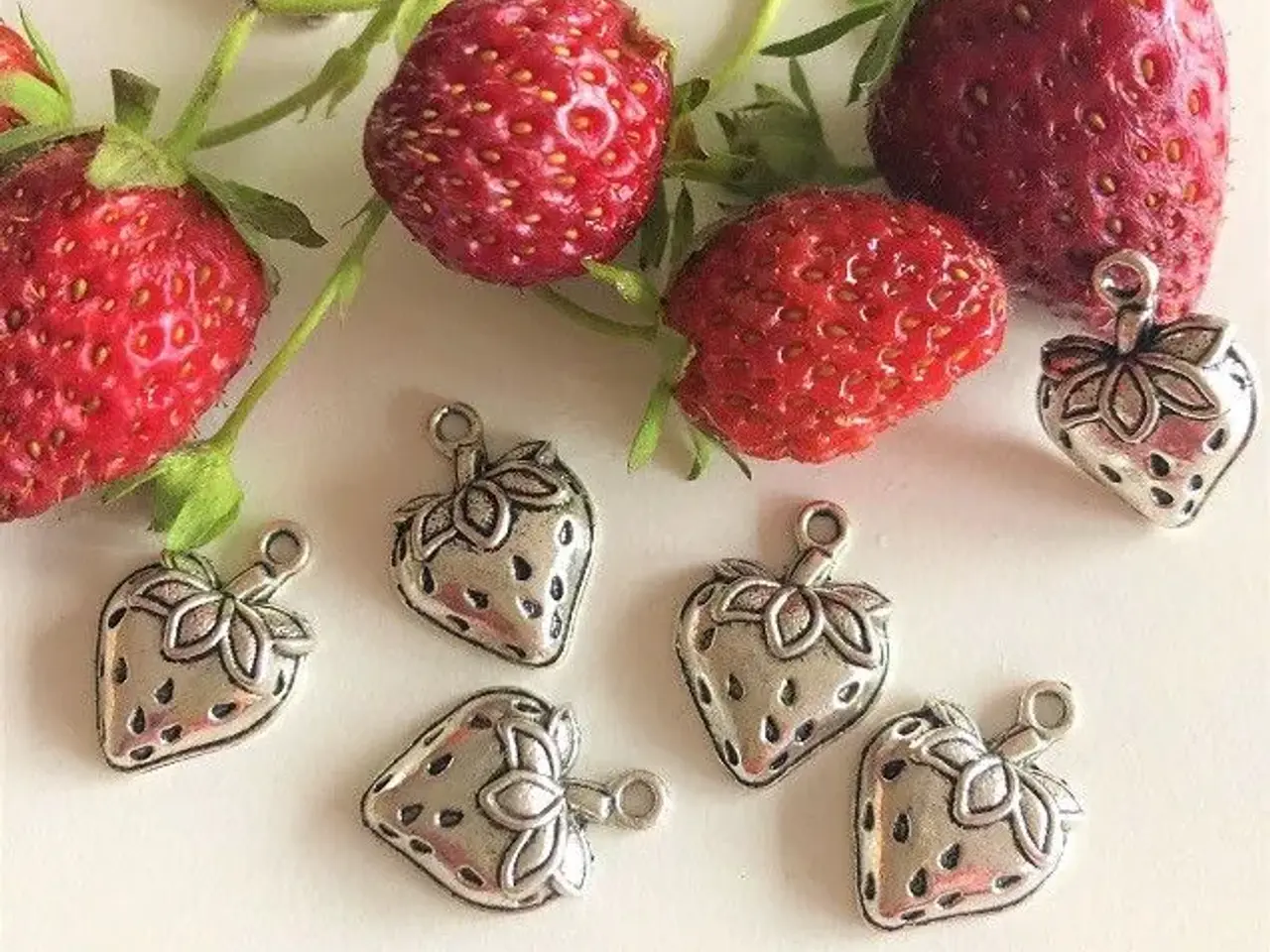 Billede 6 - CHARMS - SMYKKEDELE - jordbær - vedhæng