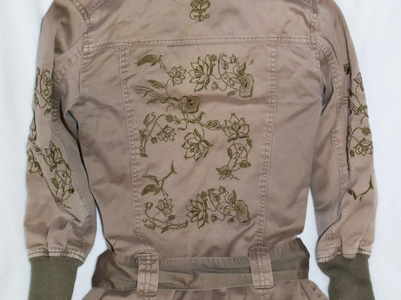 Billede 2 - Armygrøn jakke med broderier