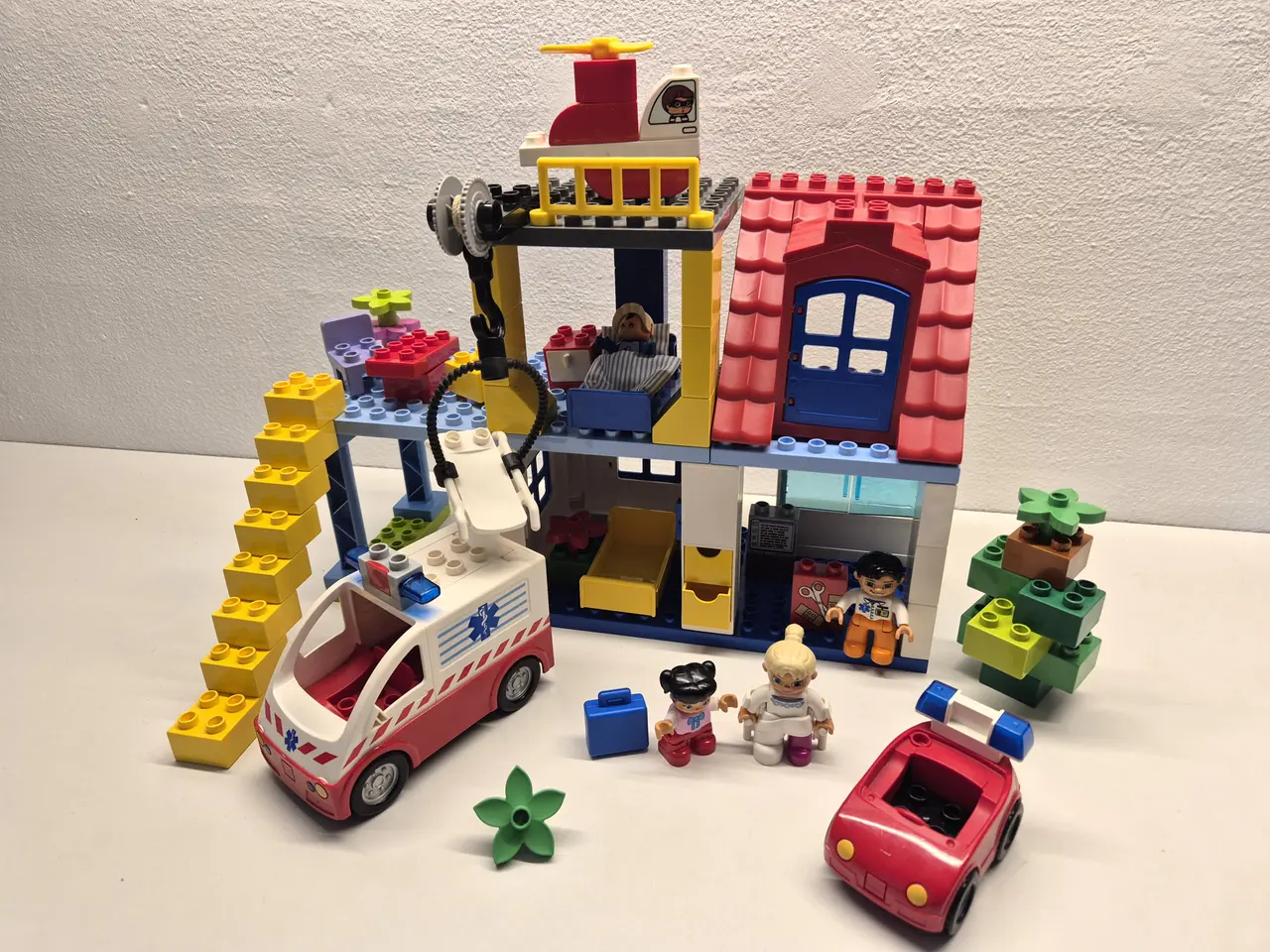 Billede 1 - Duplo Hospital, Ambulance med blink og lyd