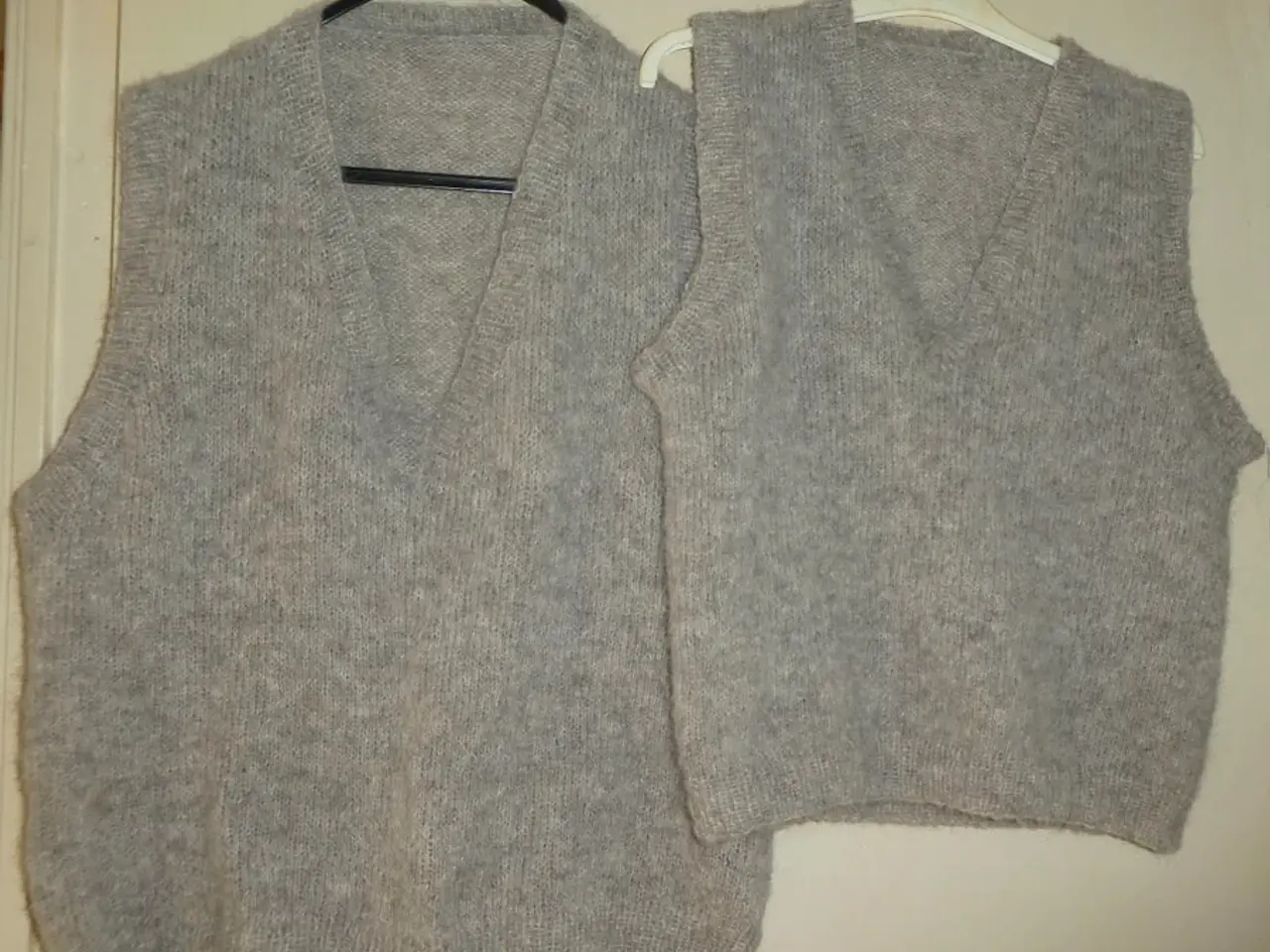 Billede 1 - Fjerlet Håndstrikket Pullover/slipover/vest