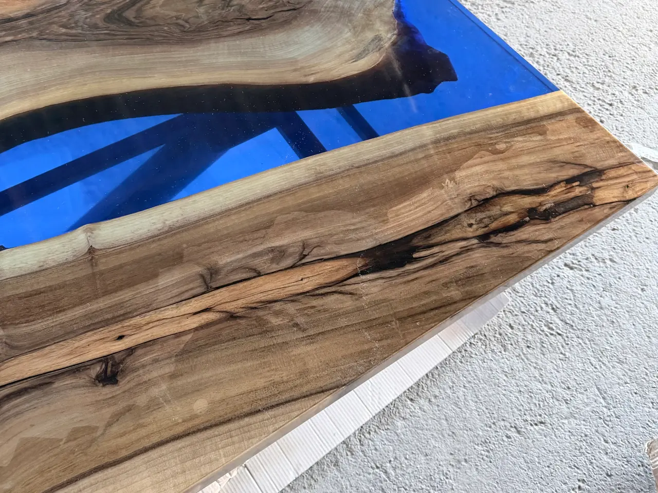 Billede 9 - Epoxy spisebord i valnød med blå river