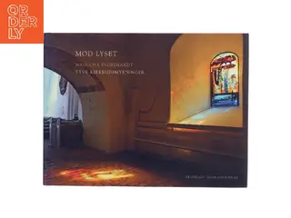 Mod lyset : Maja Lisa Engelhardt : tyve kirkeudsmykninger af Maja Lisa Engelhardt (Bog)