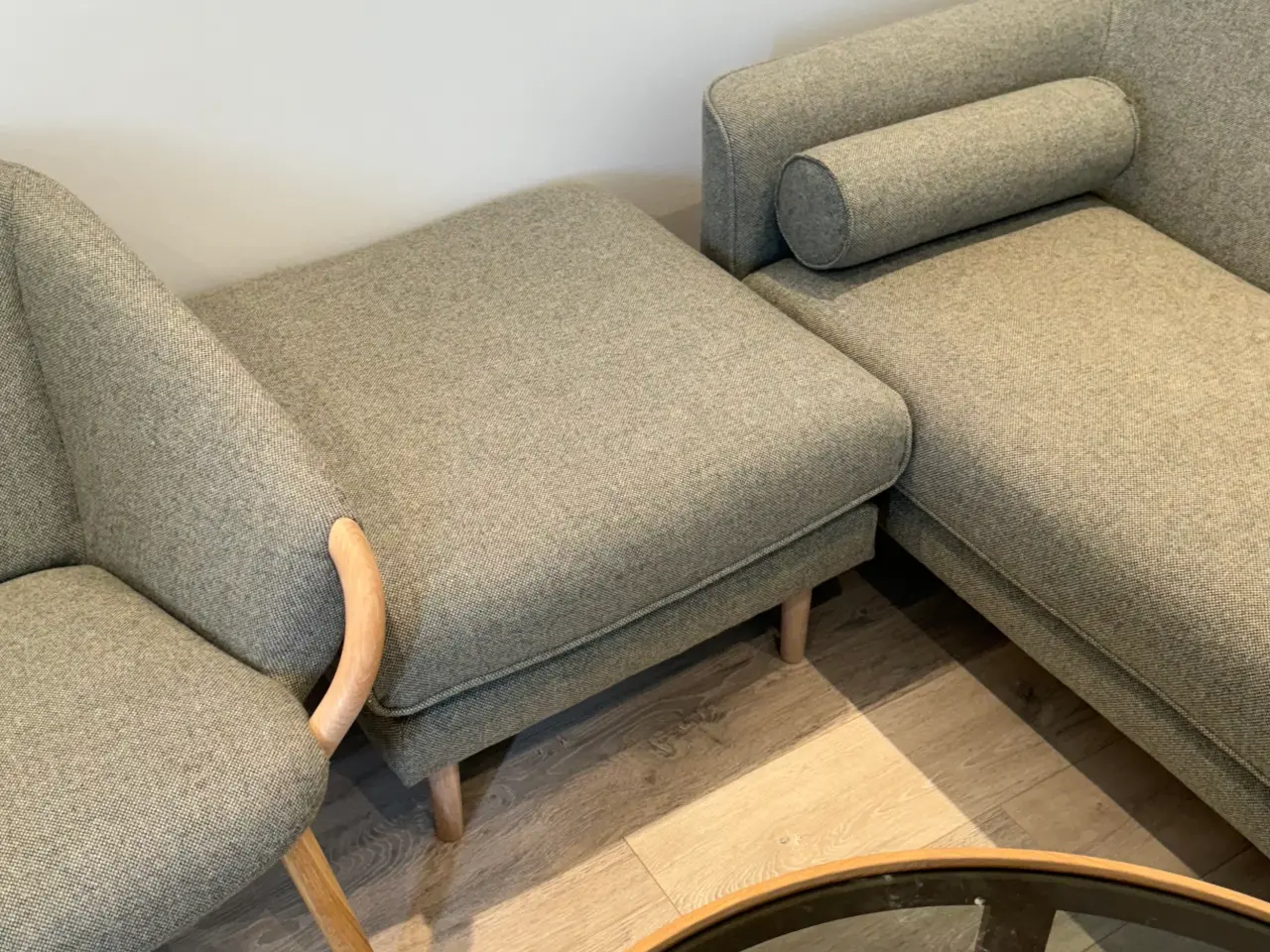 Billede 3 - sofa med sofabord samt 2 stole samt puf
