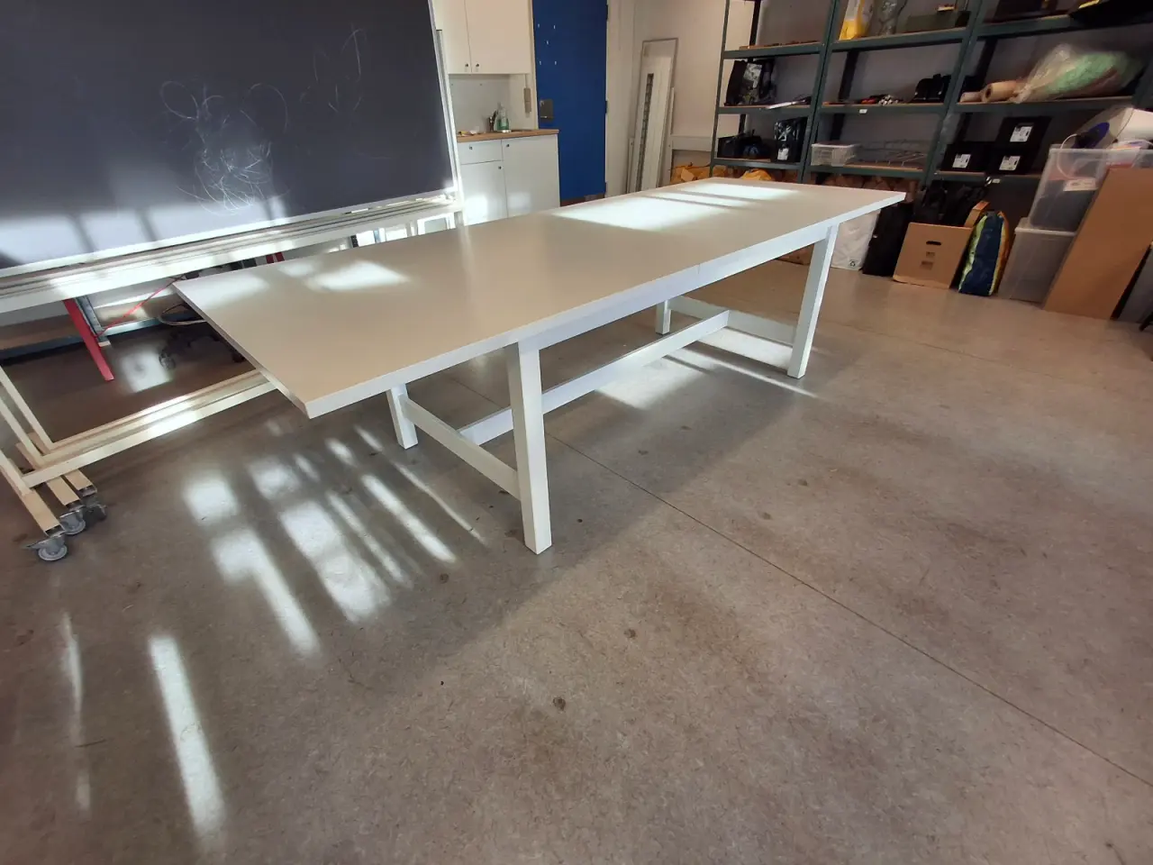 Billede 1 - Flot og solid spisebord.