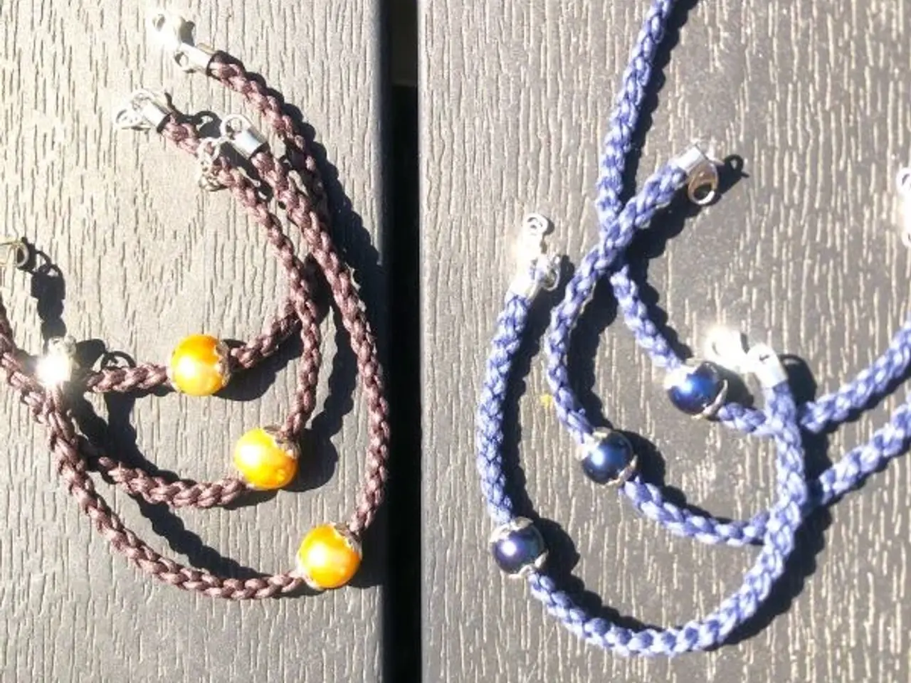 Billede 1 - Flettede armbånd med perler - blå eller brun