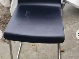 3 stole sælges