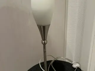 Lampe til bord eller reol