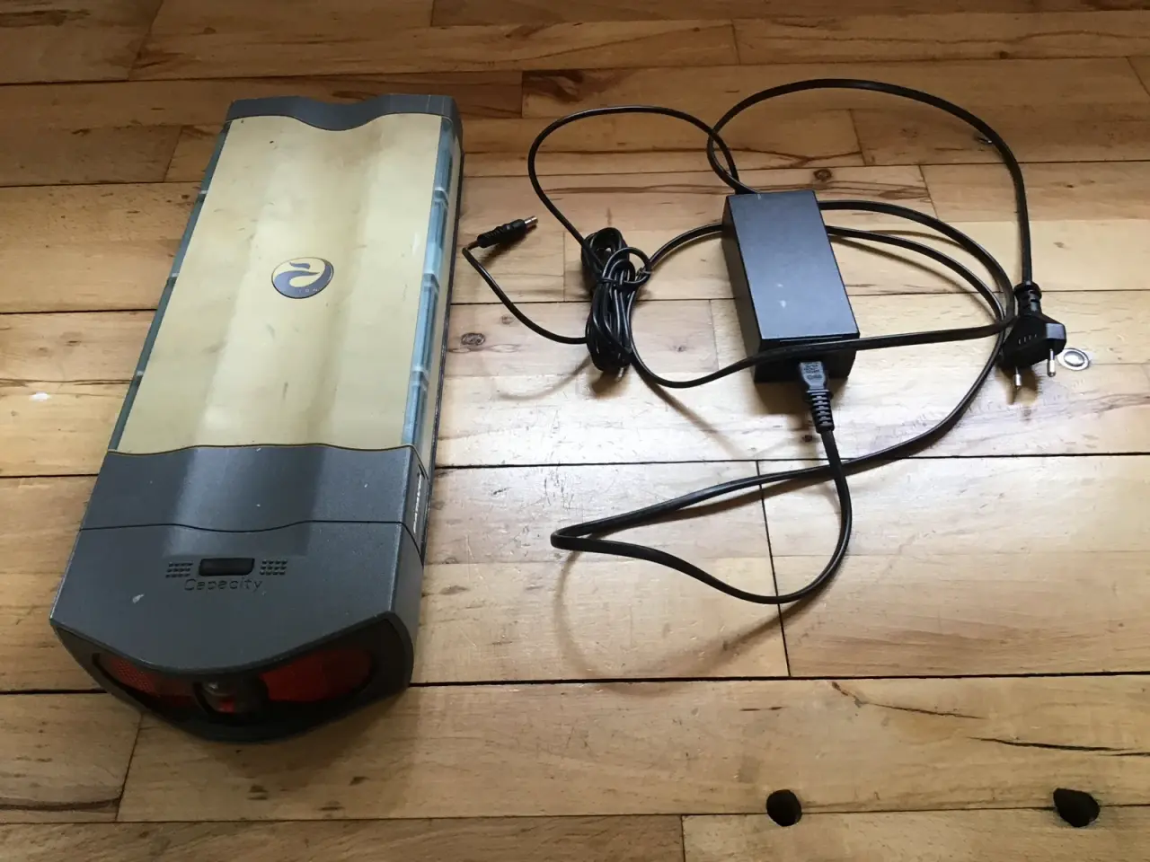 Billede 1 - 29,4V batteri med lader til El cykel