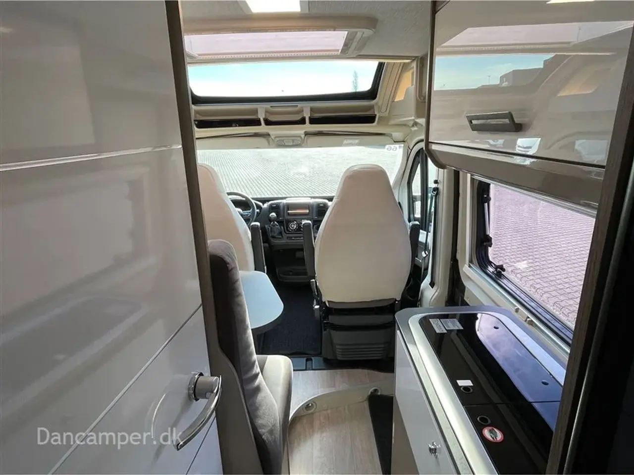 Billede 13 - 2023 - Chausson ROAD LINE V594 VIP MAX UNDER KLARGØRING! Super spændende, kort van med to dobbeltsenge på tværs i køjesystem. 2,2, L motor , 140 HK, solcelle og markise m.m.