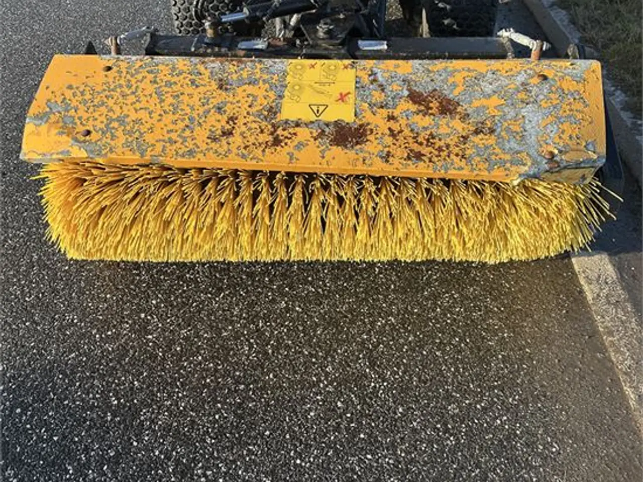 Billede 30 - Massey Ferguson 1523 -Only 375 hours With broom and salt spreder