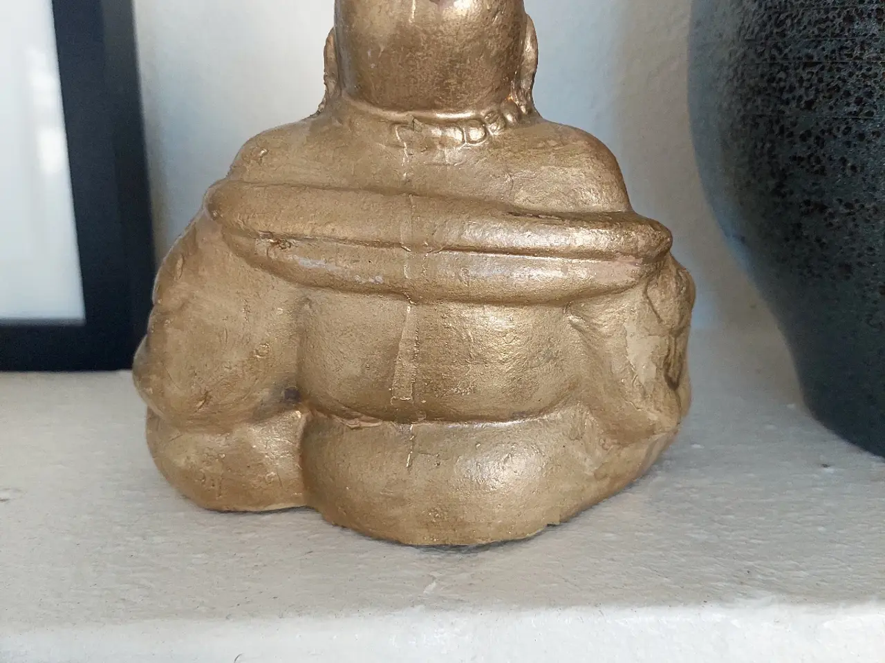Billede 2 - Siddende leende Buddha figur i guld