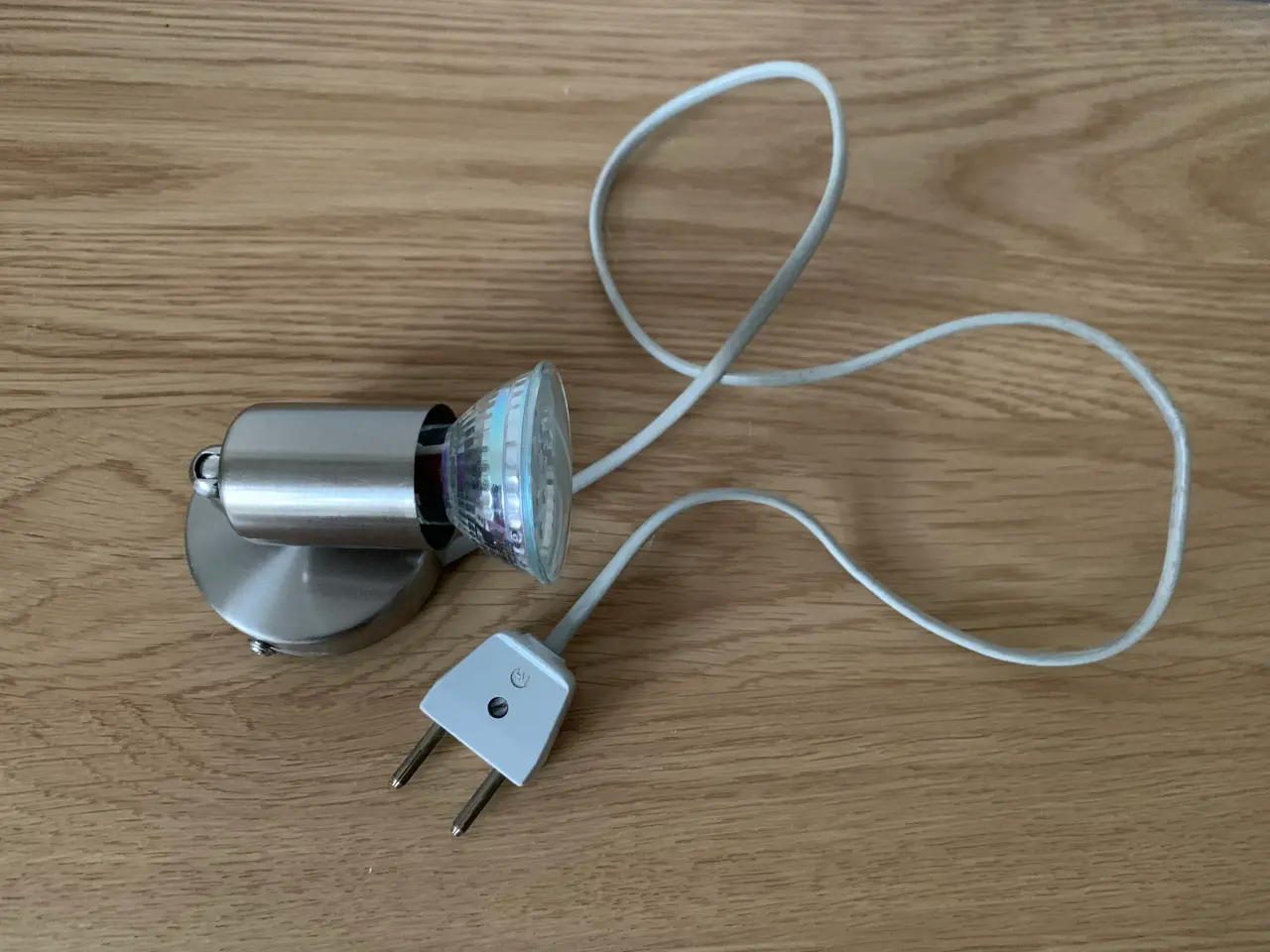 Billede 1 - En lille enkelt spotlampe som væg- eller loftslamp