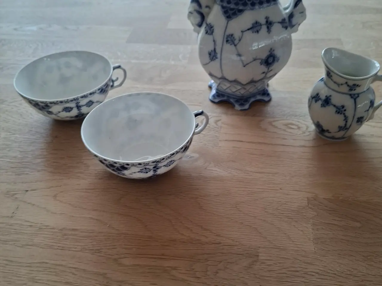 Billede 2 - Kgl. Porcelæns Kaffekande og Flødekande samt 2 kaf