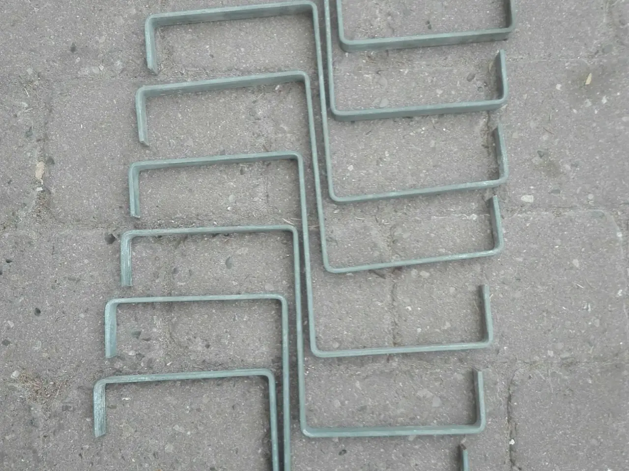 Billede 1 - 8 altankasse-ophæng. Giv bud.