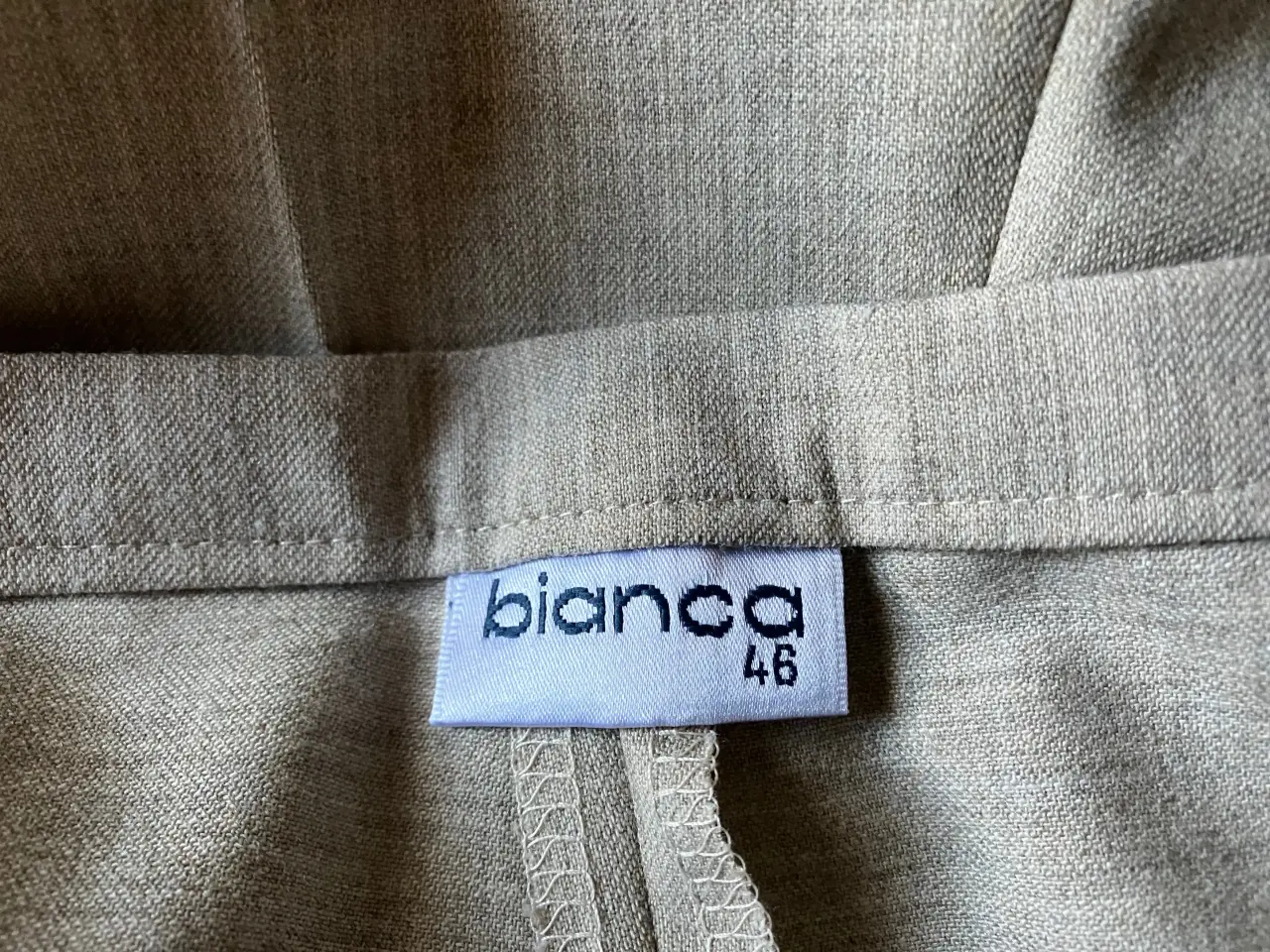 Billede 2 - Lys beige lange bukser, str. 46, helt nye