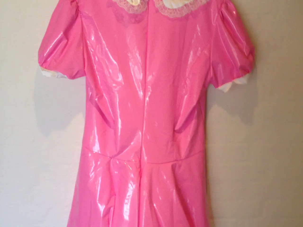 Billede 2 - Stuepigeuniform i pink lak, str. XL......NY PRIS