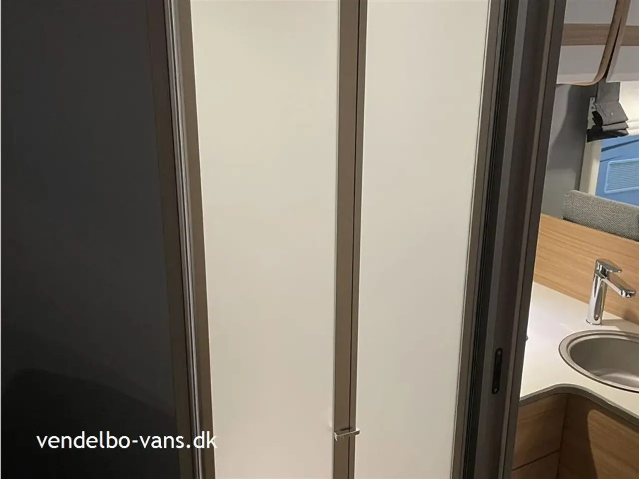 Billede 15 - 2024 - Dethleffs Just T 7052 DBM - 90 Year   Fritstående dobbeltseng med ekstra  stor garage neden under