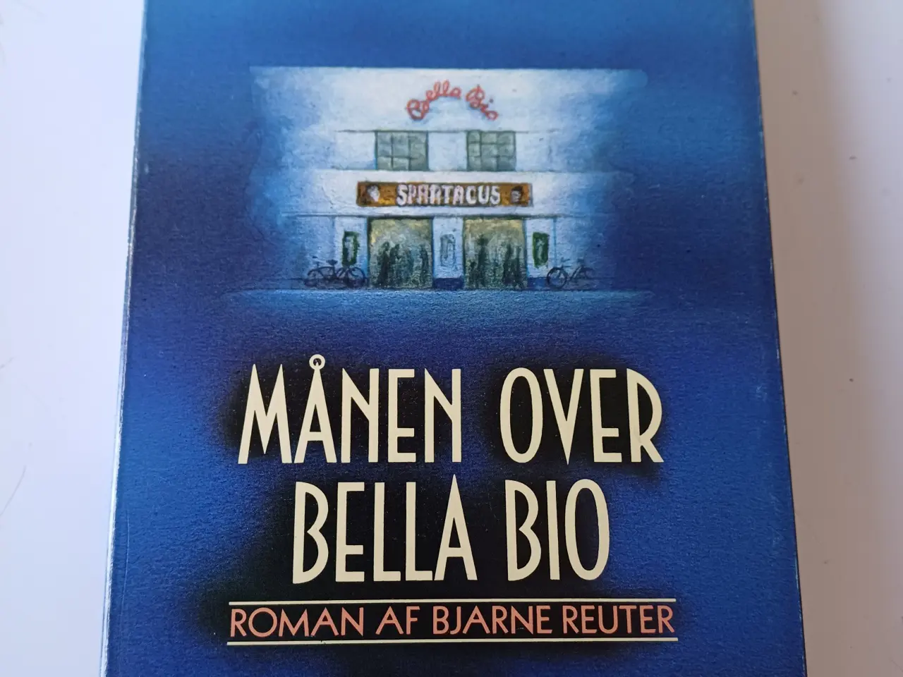 Billede 1 - Månen over Bella Bio roman af Bjarne Reuter