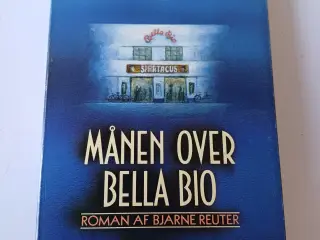 Månen over Bella Bio roman af Bjarne Reuter