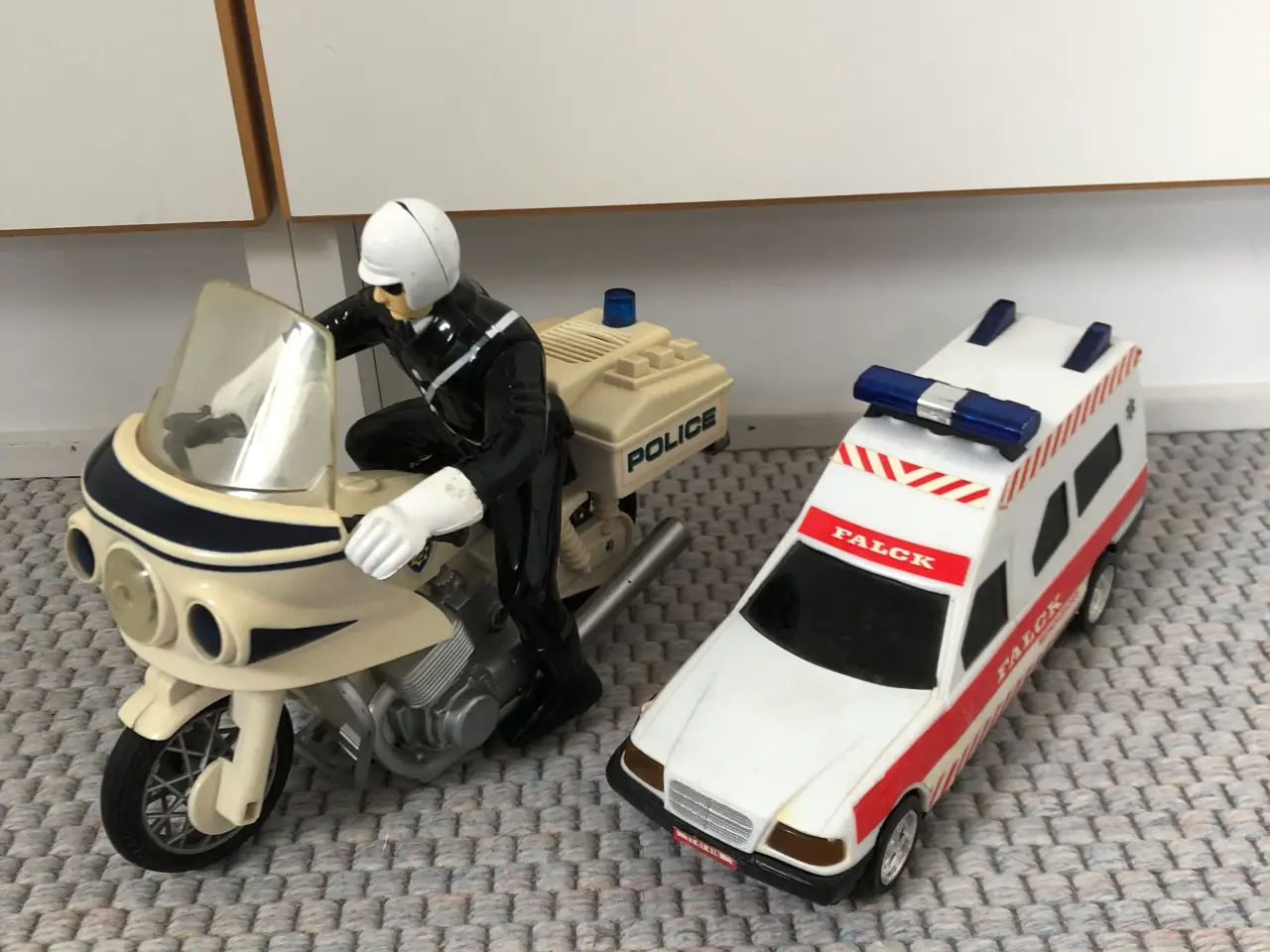 Billede 1 - Politimotorcykel og ambulance med lyd