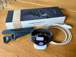 Google Pixel Watch 4 (45 mm) med ekstra rem