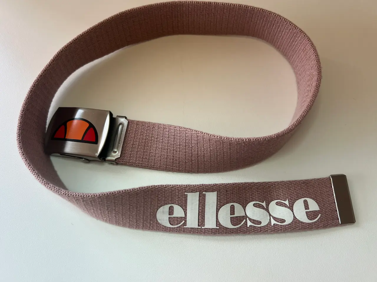 Billede 1 - Nyt og Ubrugt Ellesse Bælte i Rosa (Længde: 84,5 C