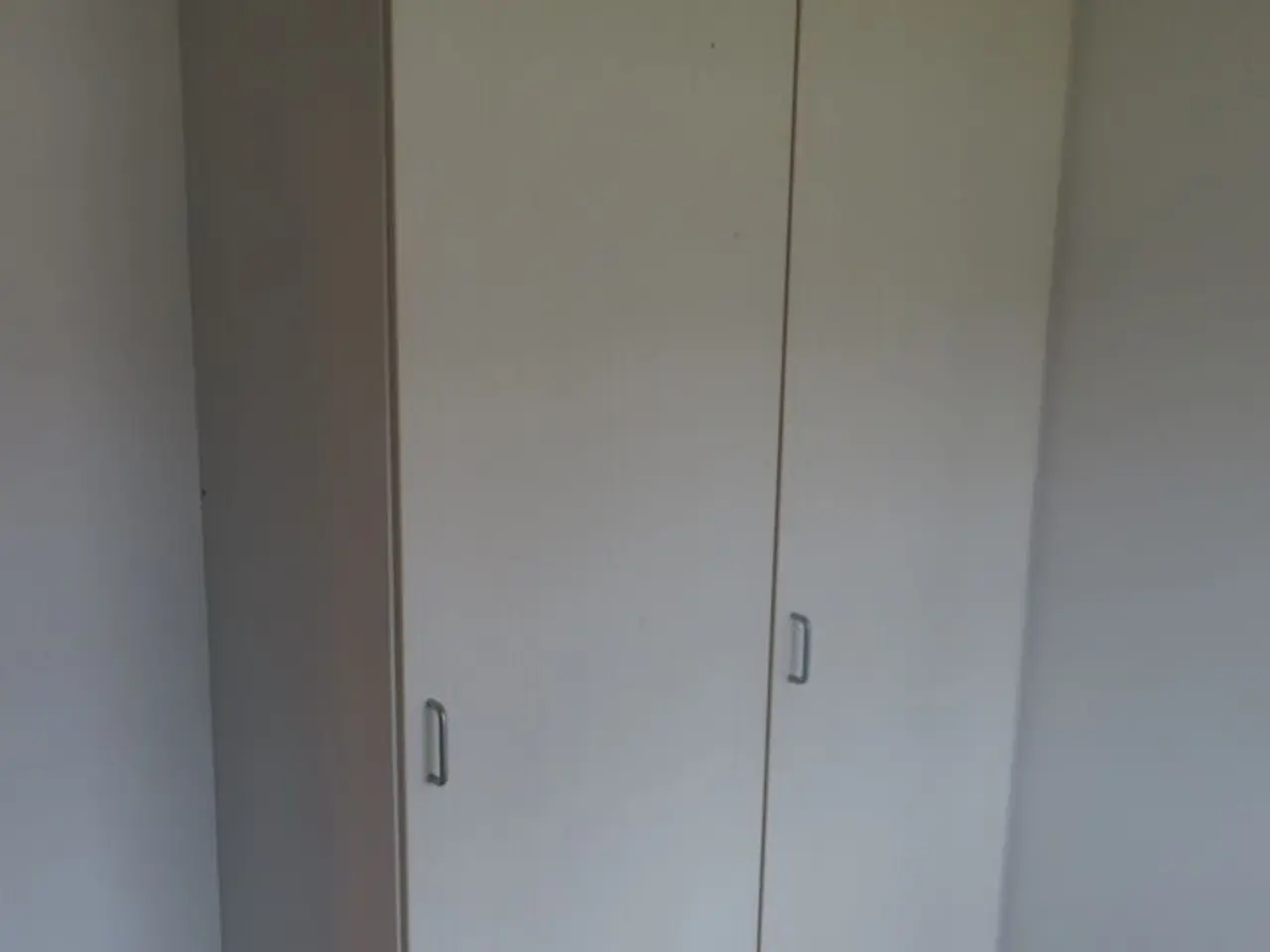 Billede 3 - Indhold på værelse af bord, seng, skab mv.