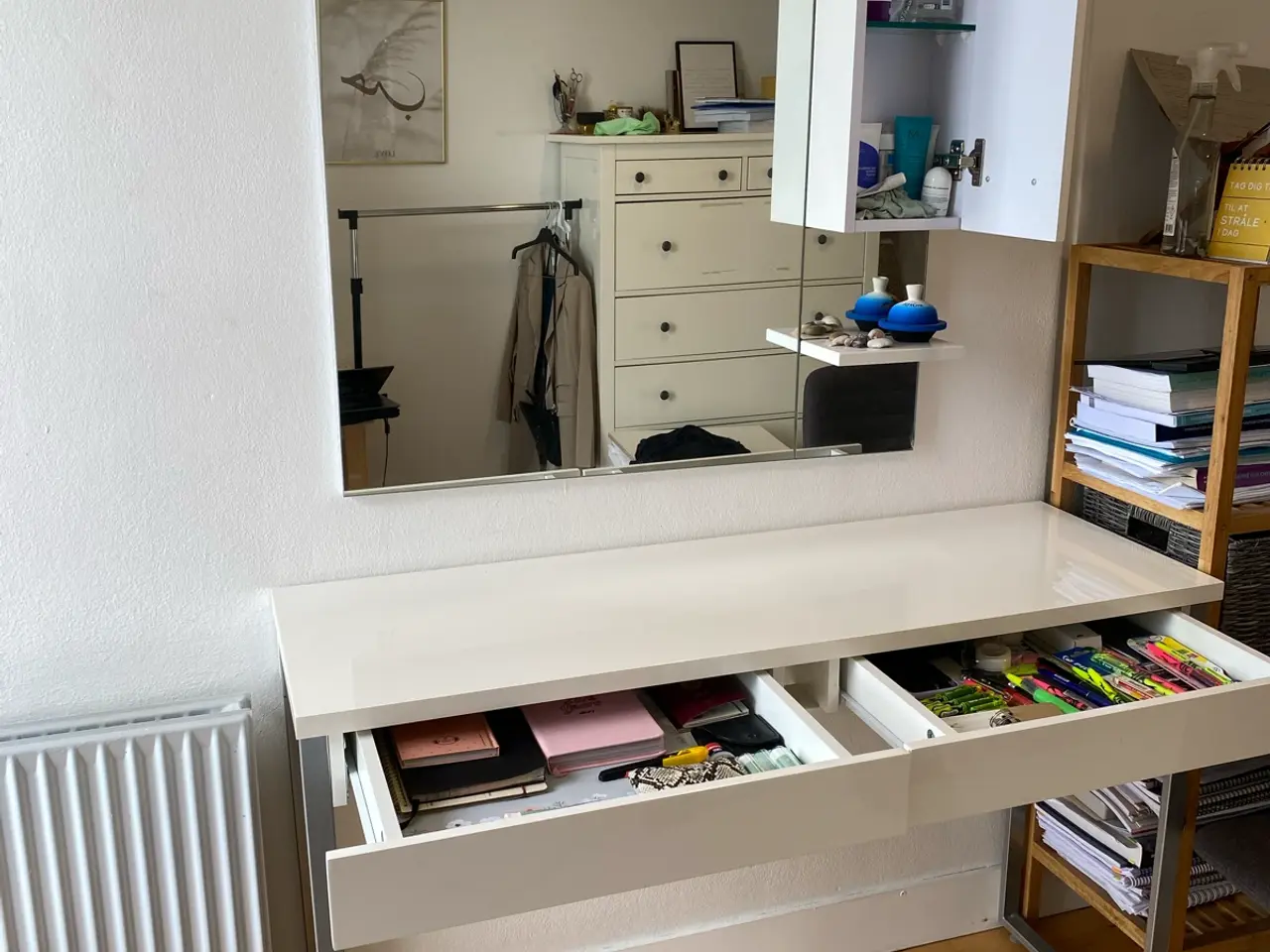 Billede 3 - Elegant skrivebord/sminkebord med spejl og skab
