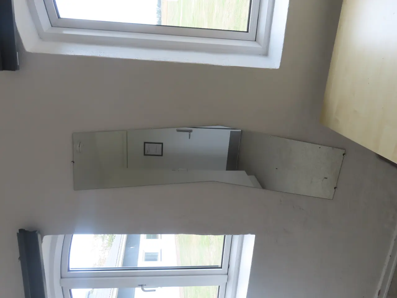 Billede 5 - Indhold på værelse af bord, køjeseng, skab mv.