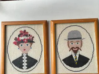 2 broderede billeder, dame og herre (samlet pris)
