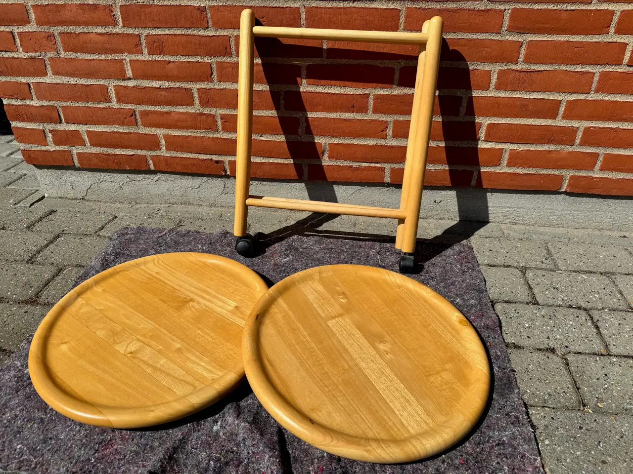Billede 2 - Serveringsbord rundt og klapsammenlig