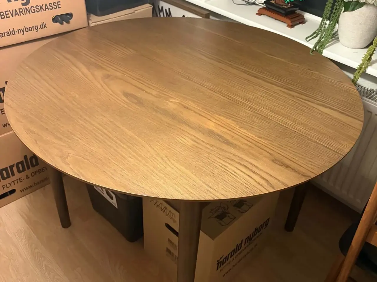 Billede 3 - Pænt spisebord "med stole" læs tekst