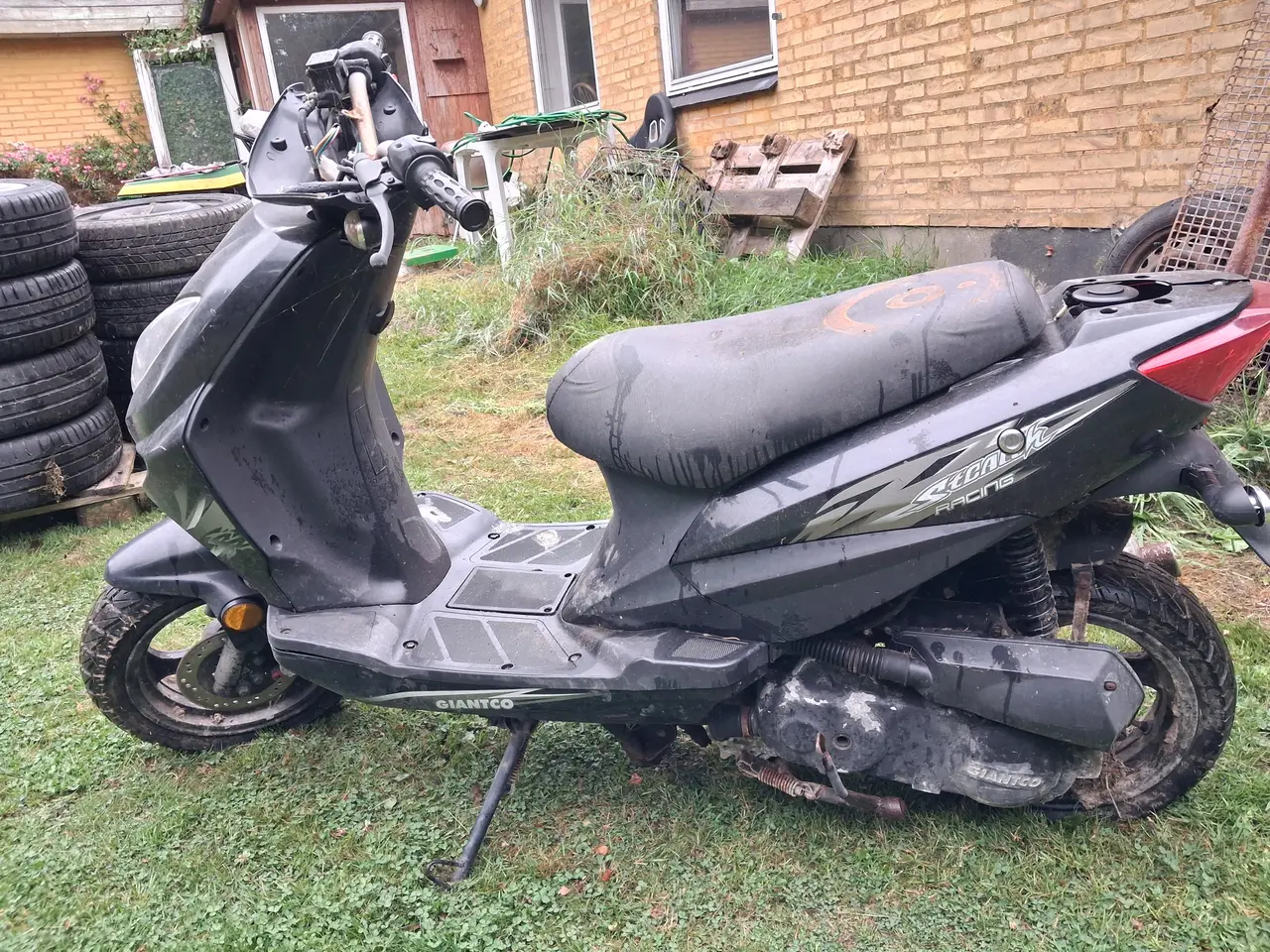 Billede 1 - Dæk på fælge samt defekt 45 scooter.