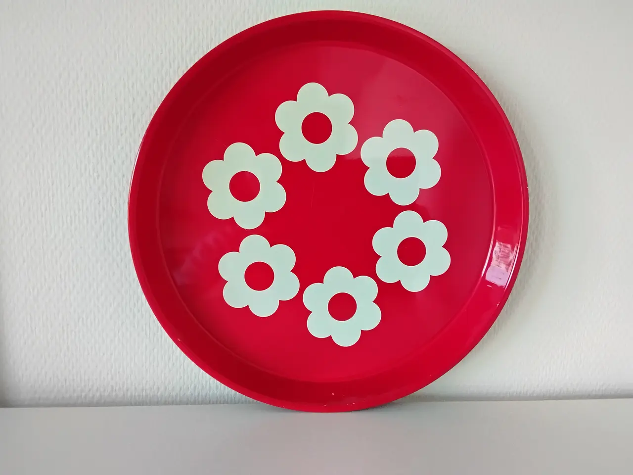 Billede 1 - Rød metalbakke med hvide blomster