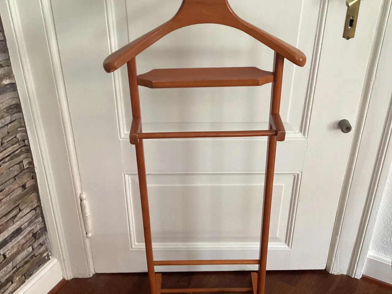 Billede 3 - Jakkens Hvile, Garderobe møbel