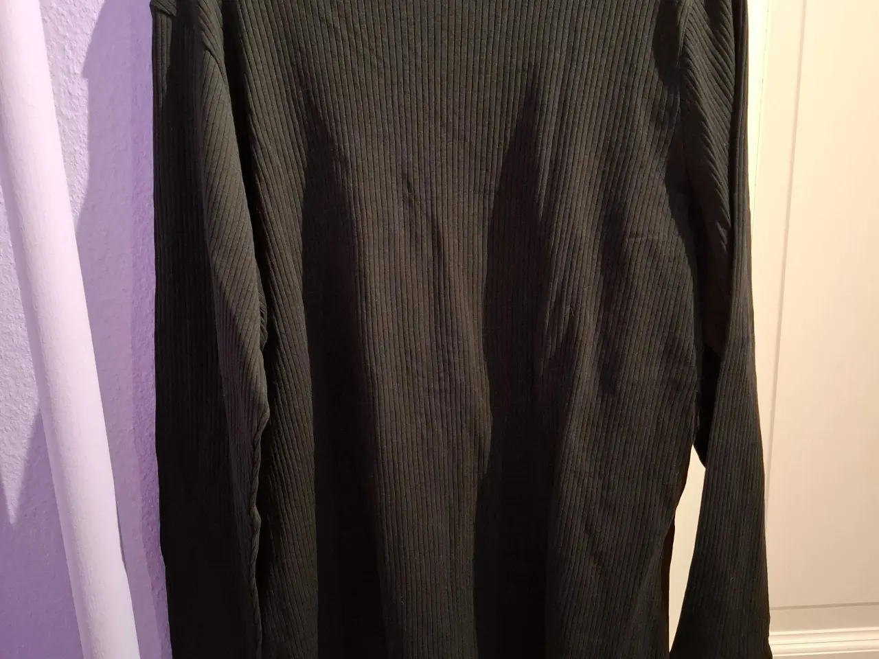 Billede 2 - Sort bluse fra Zizzi I M med v-hals og knapper