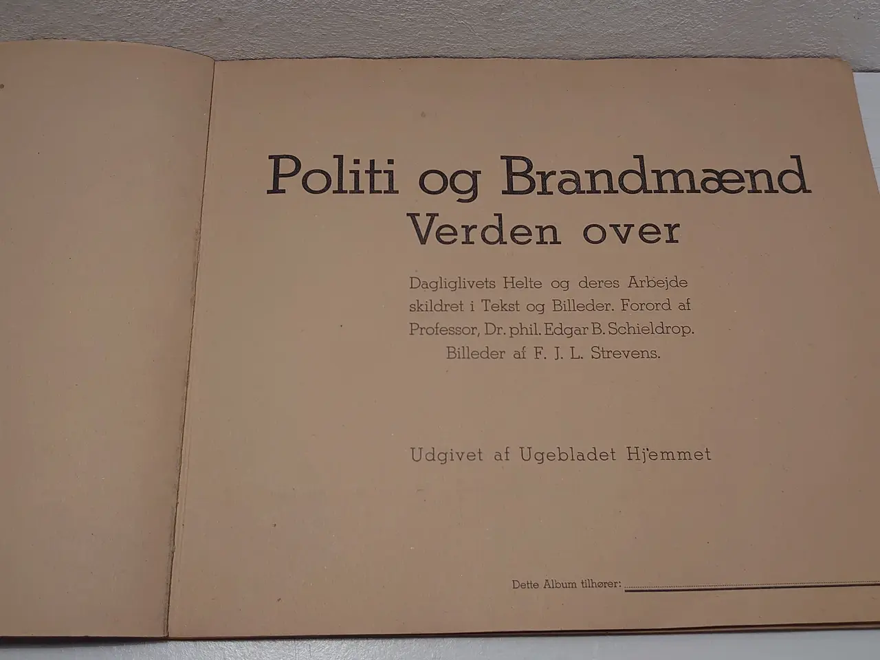 Billede 3 - Samlealbum:Politi og Brandmænd Verden over.Komplet