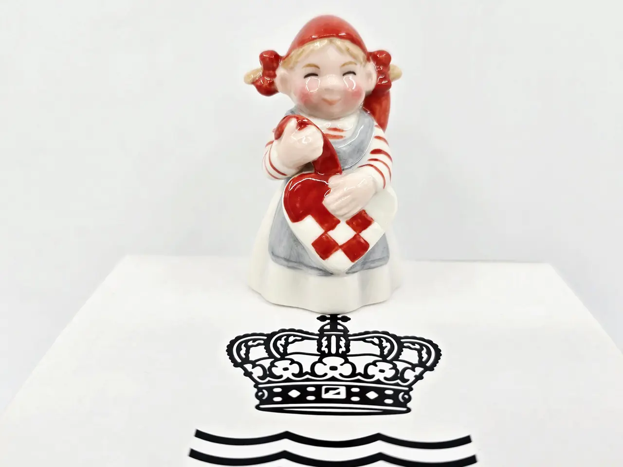 Billede 1 - Royal Copenhagen Pixie Nisse Med Flethjerte nr. 761. 1 Sortering