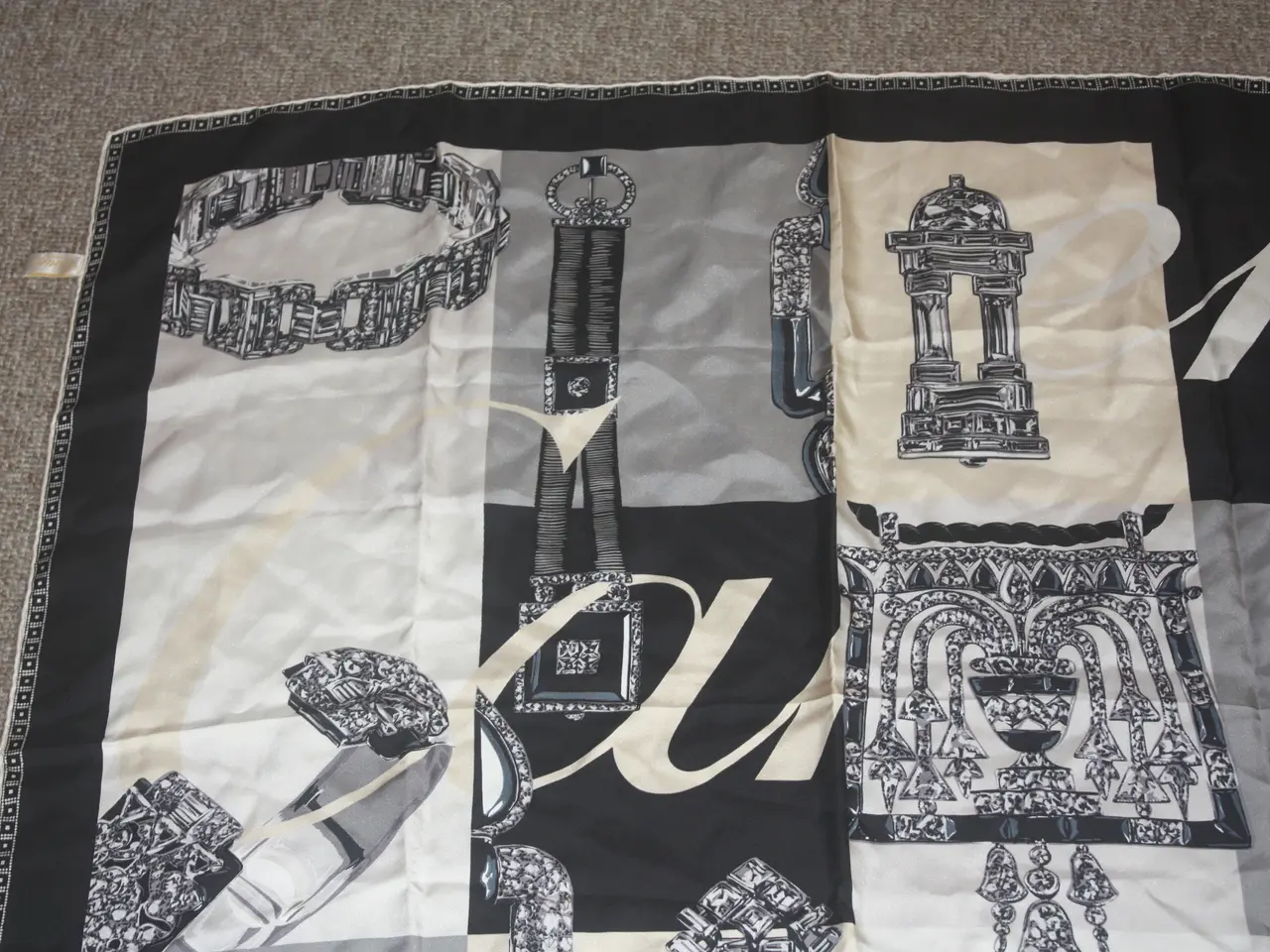 Billede 2 - Cartier silketørklæde med et grafisk print silk