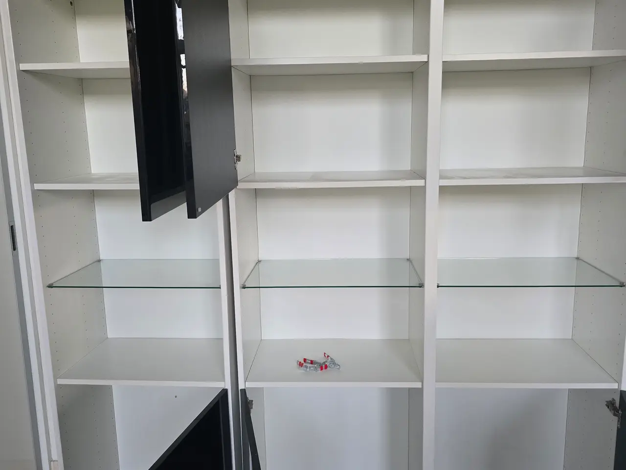 Billede 2 - IKEA reolsystem i sort højglans med glashylder